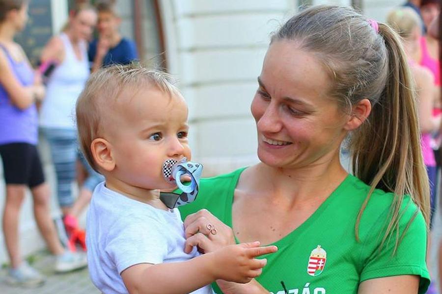 Erdélyi Zsófia kisfiával